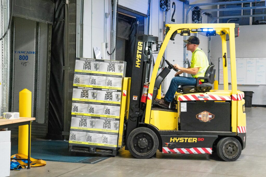 Moviento palets de logistica con máquinas